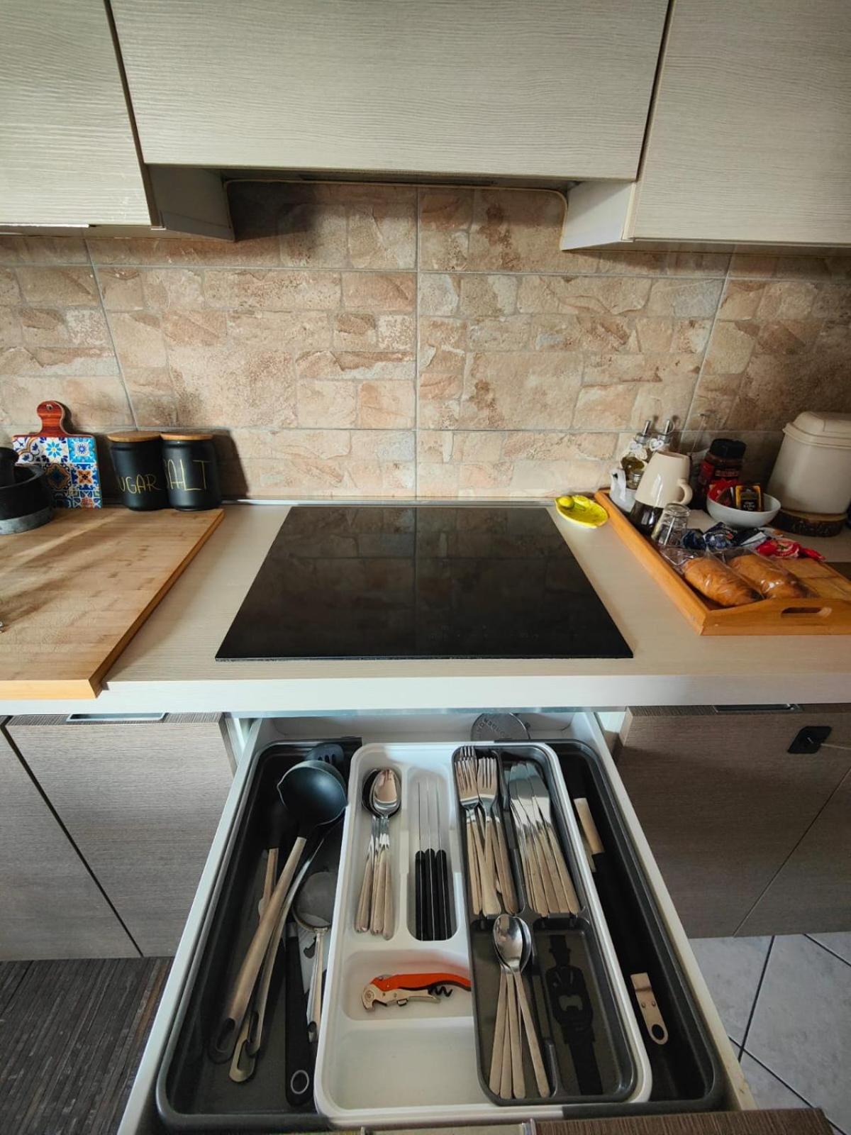 "Come A Casa" - Appartamento Gigi - Self Check In - Ospedale Humanitas - Forum Assago - Tram15 Rozzano Bagian luar foto